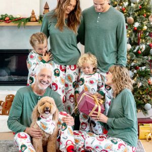 Wholesale Bulk Order Christmas Cartoon Gingerbread Man Allover Print Family Pajamas White with Matching Socks