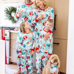 Factory Wholesale Coordinating Christmas Christmas Tree Snowflake & Letters Grey Family Pajamas with Matching Socks