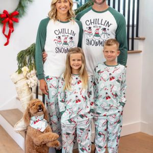 Custom OEM Family Holiday Christmas Cat Print Family Pajamas Multi Color with Matching Socks